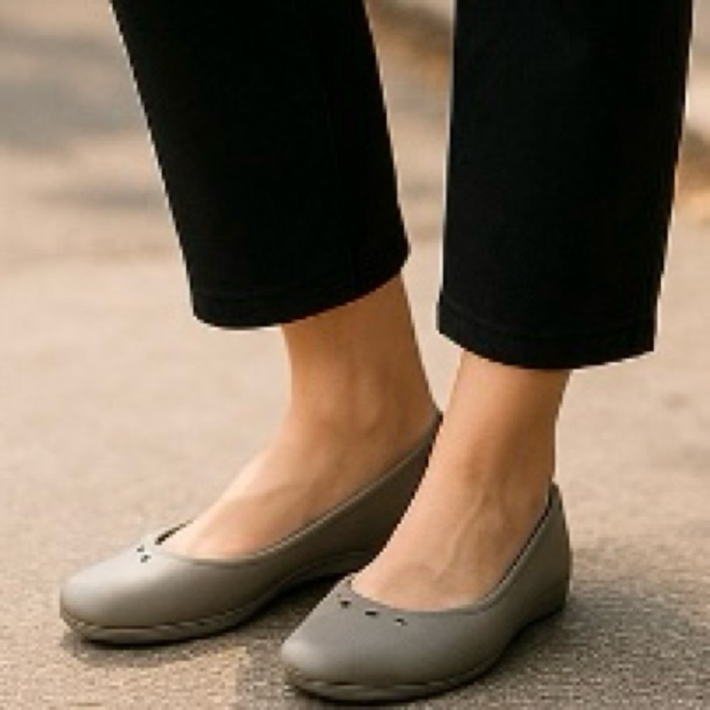 CROCS Women’s Size 8 Light Gray Ballerina Slip On Flats